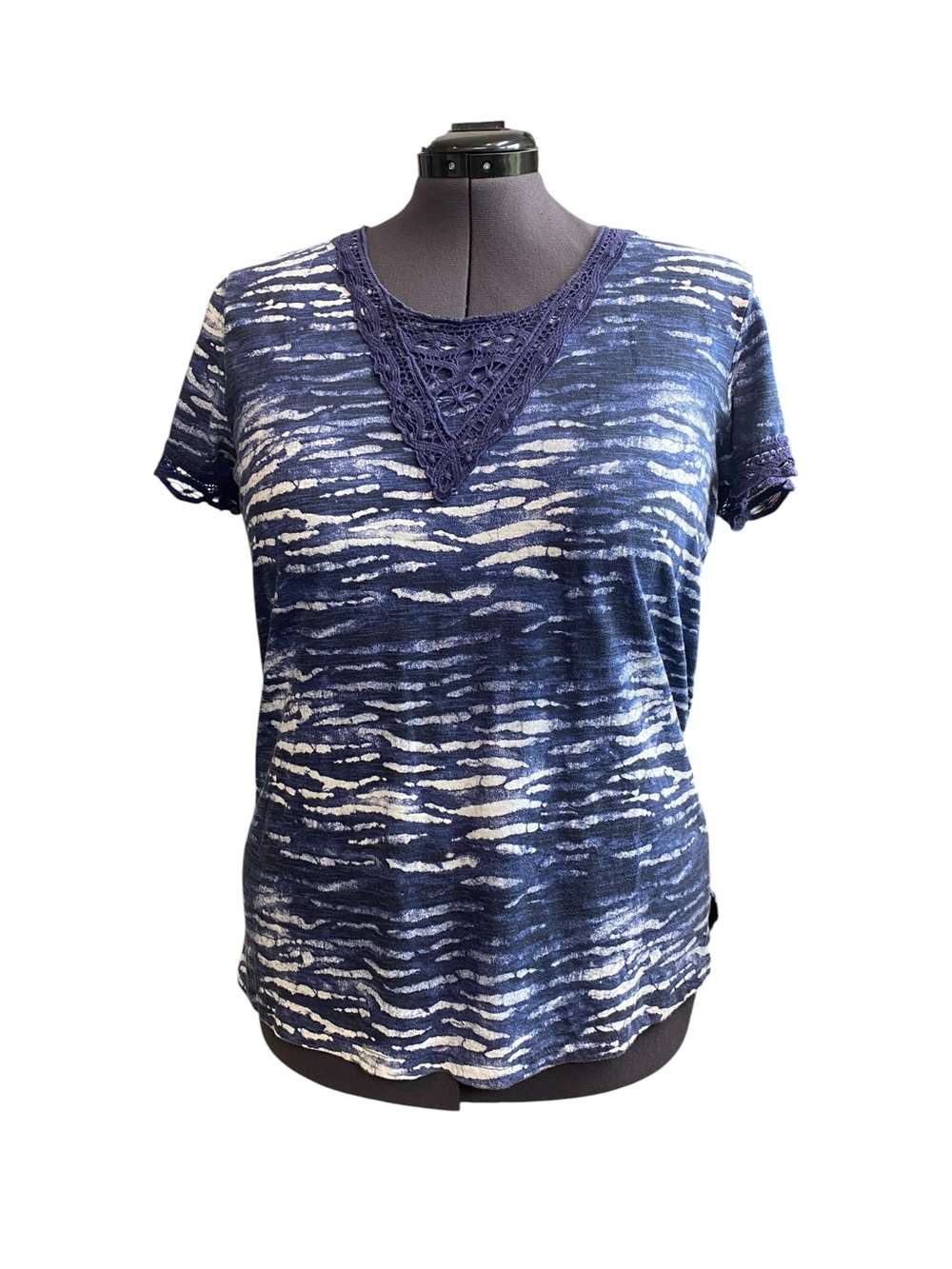 Northcrest Women size XL Navy White Patterned Short Sleeve Tee Crochet V Detail